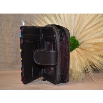 Portmonetka z ciemnobrązowej skóry z kolorowym kwiatowym haftem.